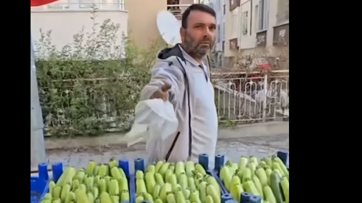 Pazarcıdan bereket duası! İlk kabak mahsulünü bedava dağıttı, zor da olsa vatandaşı inandırdı