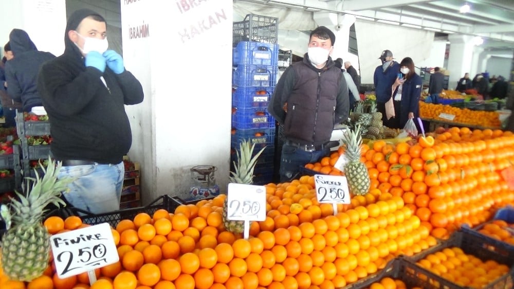 Pazarcılar meyve ve sebzelere el değdirmiyor 