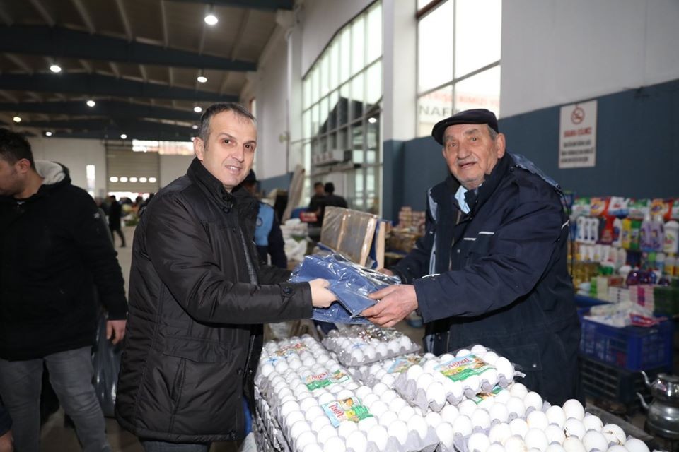 Pazarcılara hırka ve bere dağıtıldı 