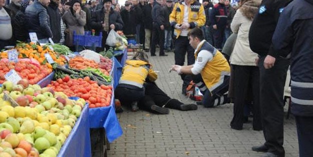 Pazarda alışveriş yapan kadın başından vuruldu