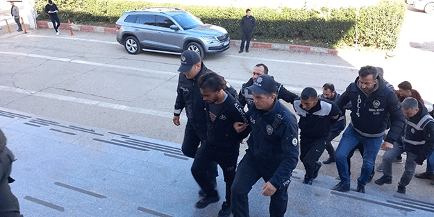 Pazarda kavga eden 6 Suriyeli sınır dışı edildi