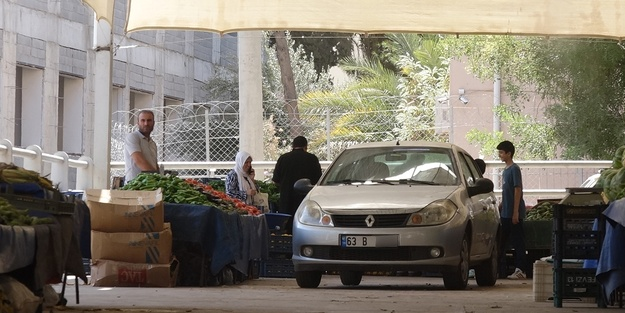 Pazarda park halinde unutulan otomobil esnafı çıldırttı