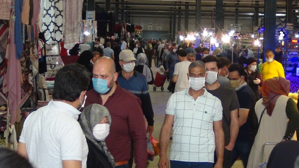 Pazarda yoğunluk var sosyal mesafe hiçe sayıldı 