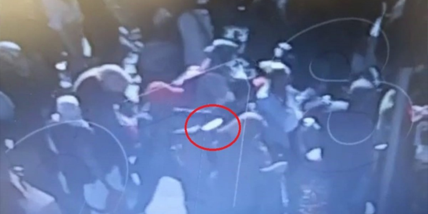 Pazarda yürürken boynundan bıçaklandı