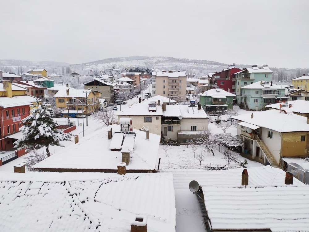 Pazarlar’da kar kalınlığı 10 santimetreye ulaştı 