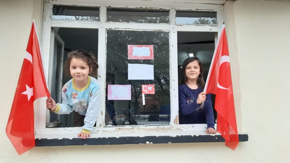 Pazaryeri Belediye ekipleri her eve bayrak dağıttı 
