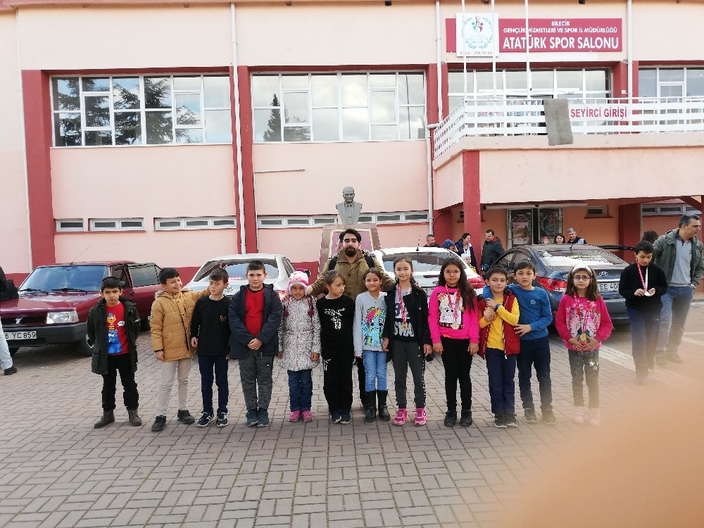 Pazaryeri HEM kursiyerleri satranç turnuvasında 3 madalya kazandı 