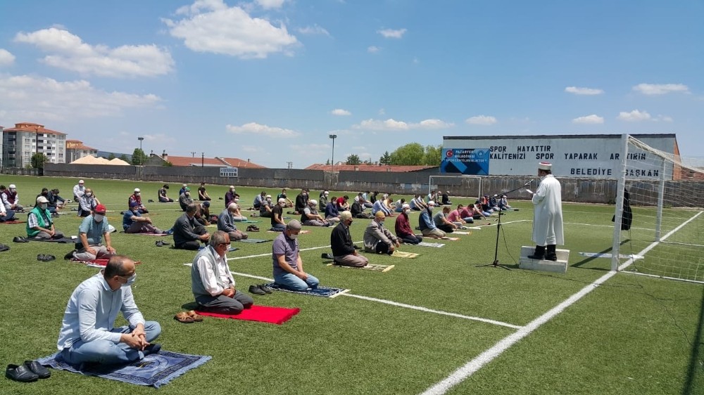 Pazaryeri İlçe Stadyumu’nda cuma namazı kılındı 