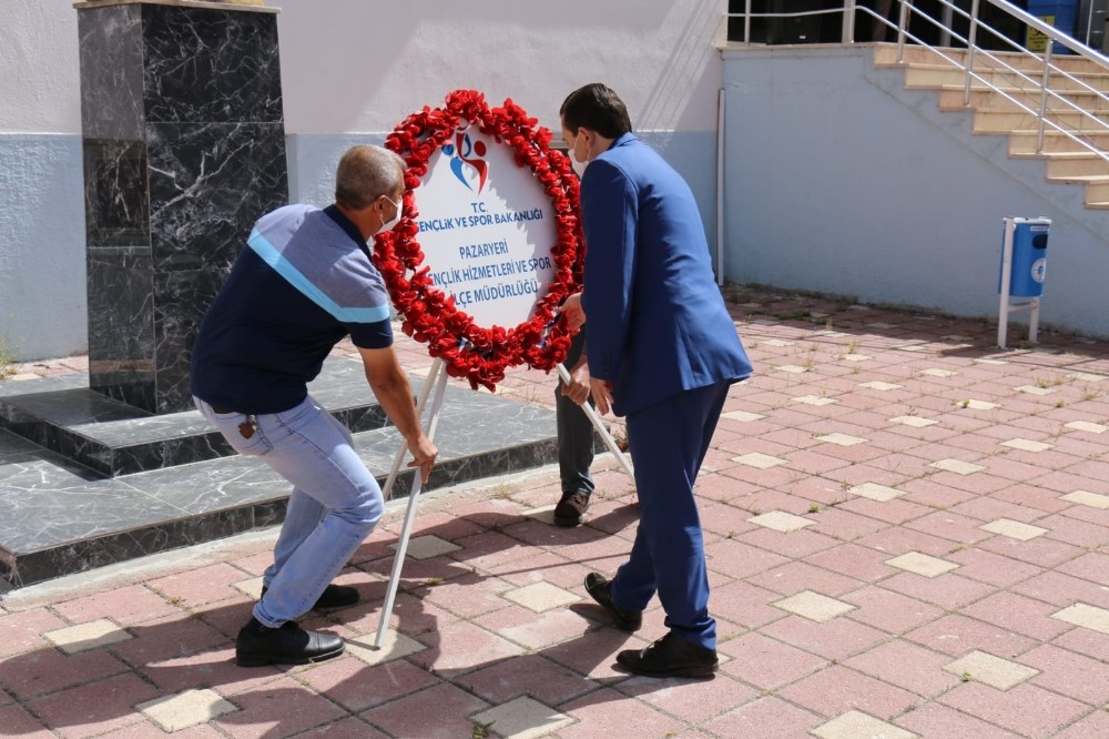 Pazaryeri’nde 19 Mayıs kutlamaları Atatürk Anıtı’na çelenk sunulmasıyla başladı 