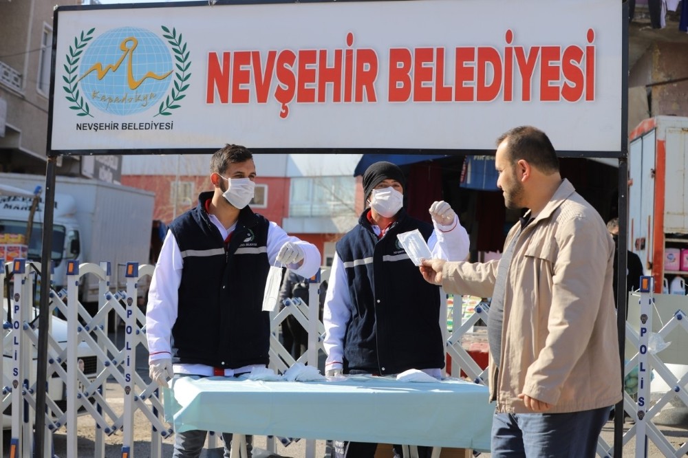 Pazaryerinde vatandaşlara ve esnaflara maske dağıtıldı 