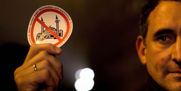 PEGIDA sözcüsü yola geldi