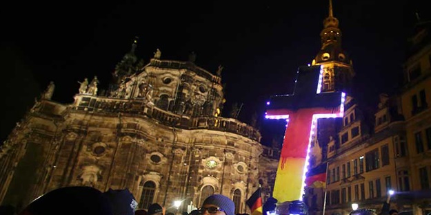Pegidacılar'dan Hristiyanlara tehdit: Boğazınızı keseriz!
