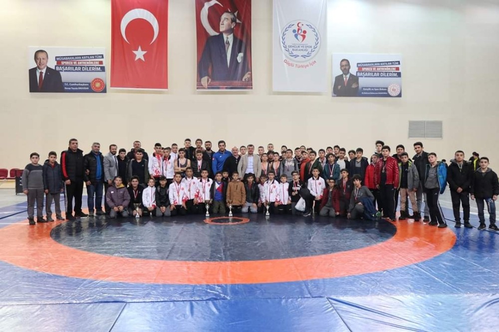 Pehlivanlar okullar arası müsabakalarda mindere çıktı 