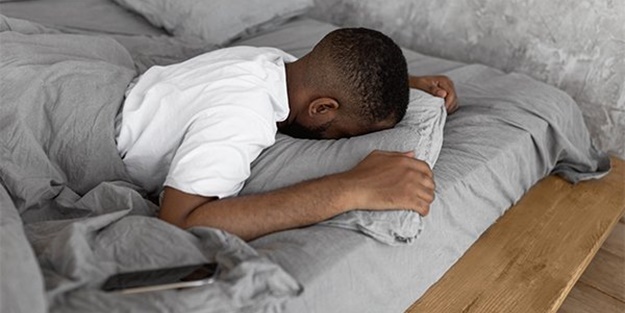 Pek çok kimse farkında bile değil... İşte insanı kör eden uyku pozisyonu