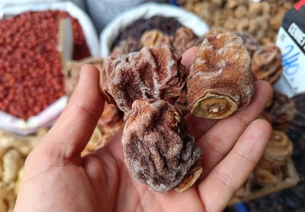 Pek çok kişi tercih etmiyor ama... Bu meyve kış aylarında şifa dağıtıyor