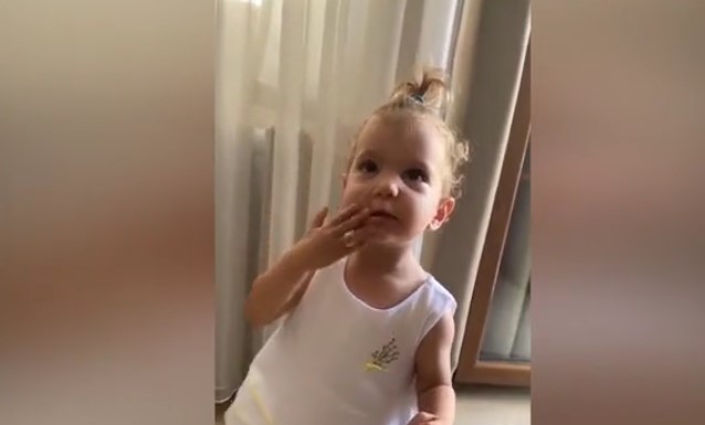 Pelin Akil'in ikizleri ezanı duyunca bakın ne yaptı