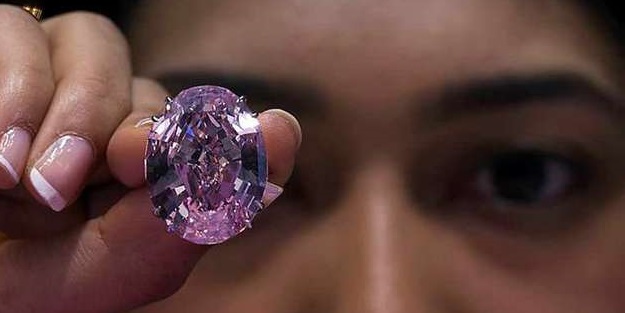 Pembe elmas rekor fiyata satıldı