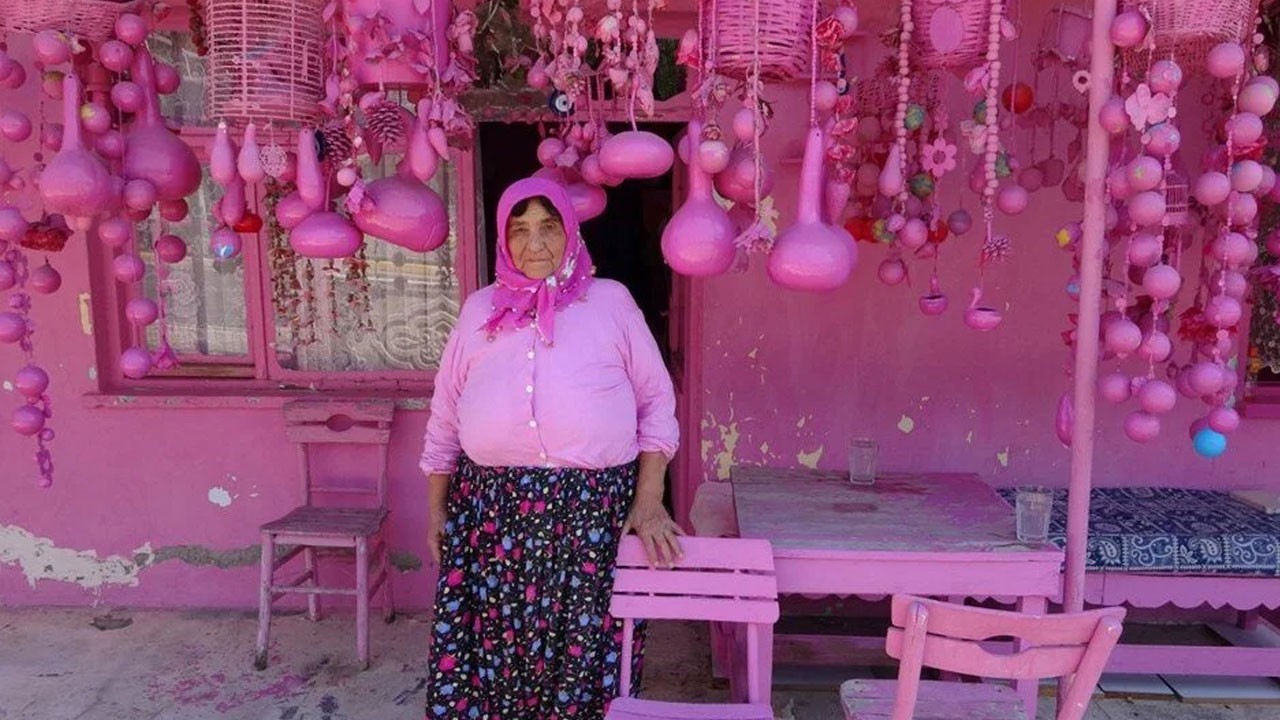 Pembe eviyle tanınıyor! 'Barbie Teyze' evinde mahkum kaldı