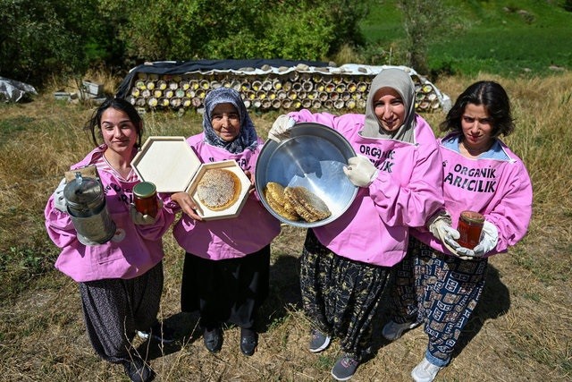 Pembe kıyafetli arıcıların hedefleri büyük