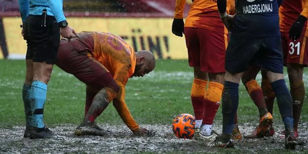 Penaltı noktasını elleriyle temizledi