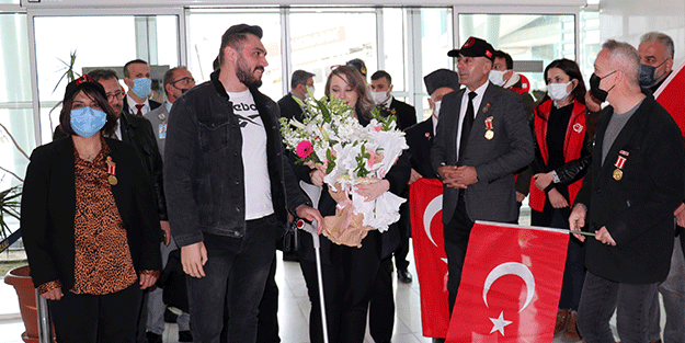 Pençe-Şimşek gazisi çiçekle karşılandı
