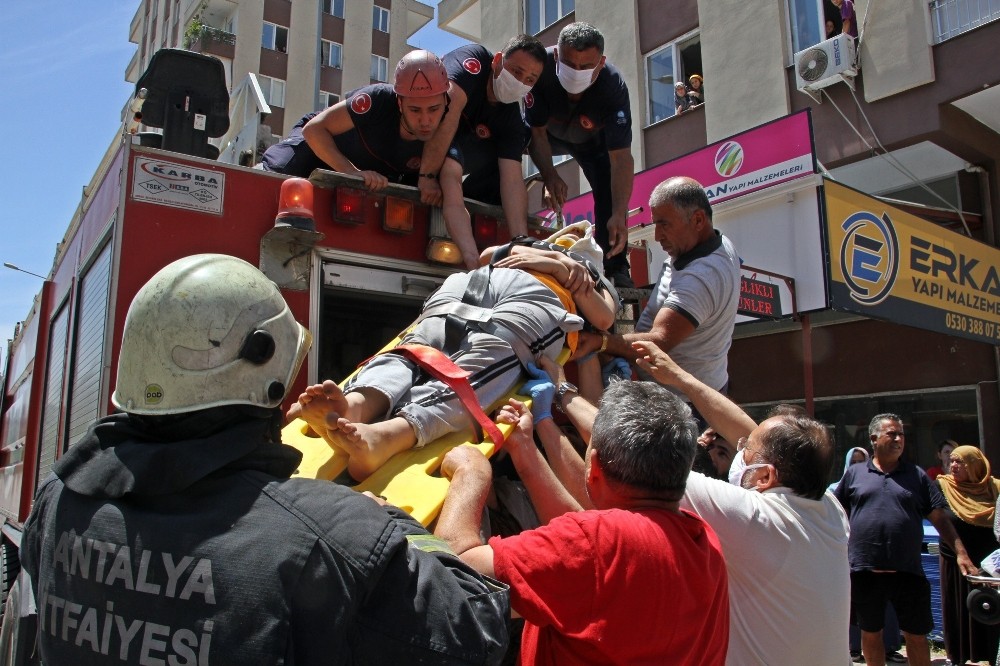 Pencere silerken iş yerinin çatısına düşen hamile kadın ölümden döndü 