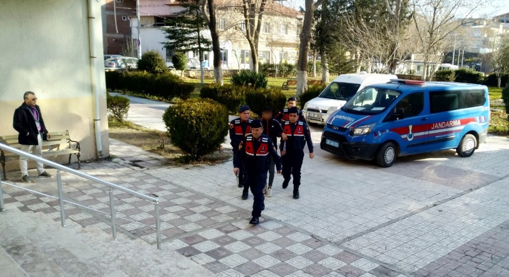 Pencereden girdiği okulların yardım paralarını çaldı 