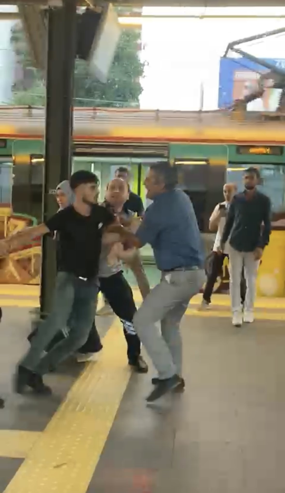 Pendik Marmaray'da 2 grup arasında kavga