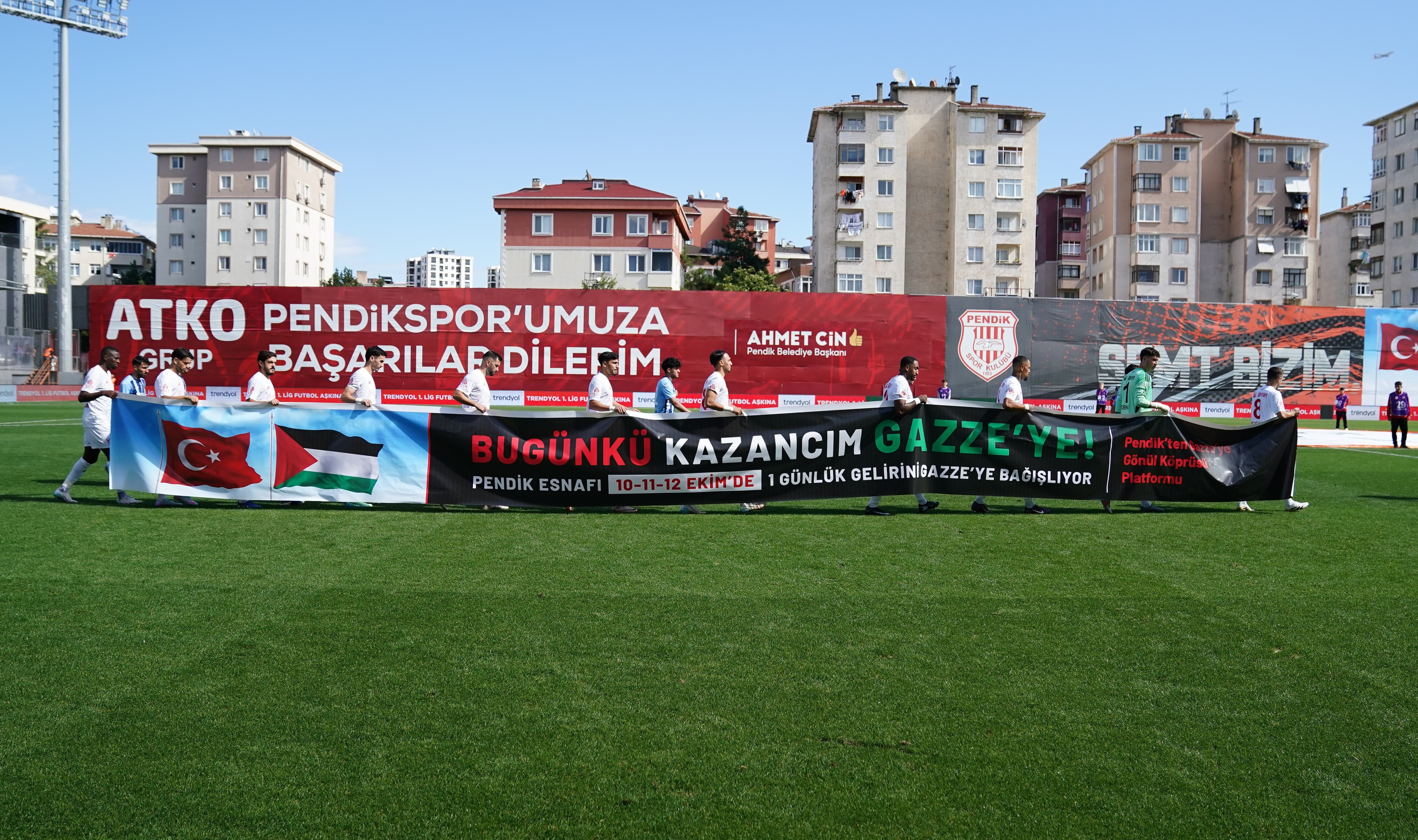 Pendiksporlu futbolculardan anlamlı destek! "Bugünkü kazancım Gazze’ye" pankartıyla sahaya çıktılar
