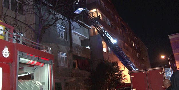 Pendik’te 3 katlı binanın çatısı alev alev yandı