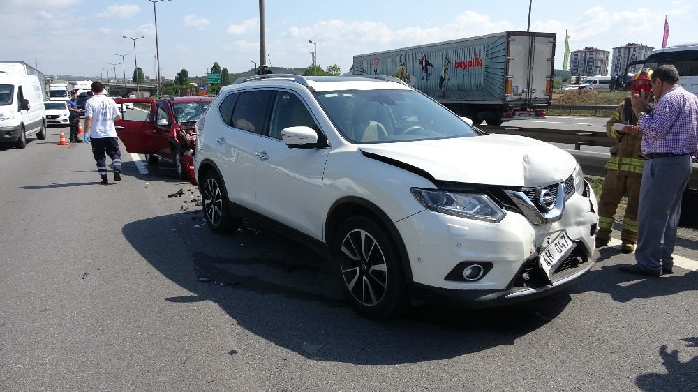 Pendik’te 4 araç birbirine girdi: 3 yaralı 