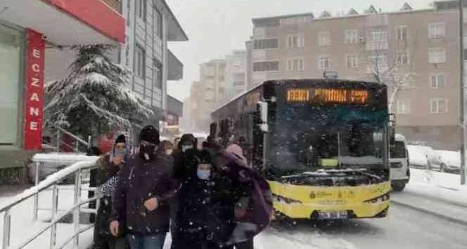 Pendik'te 4 İETT aracı yoğun kar yağışı nedeniyle yolda kaldı