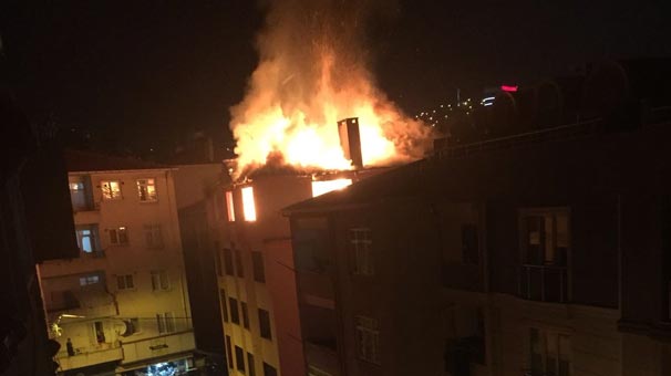 Pendik’te 4 katlı metruk bina alev alev yandı