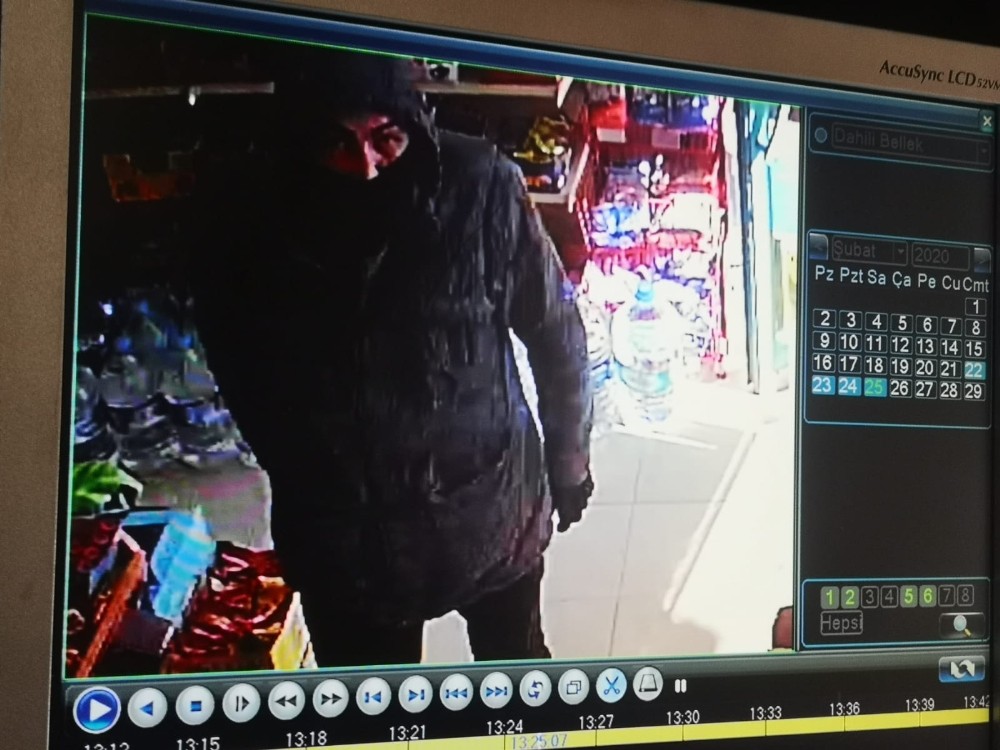 Pendik’te bıçaklı gaspçının market kasasını boşalttığı anlar kamerada 