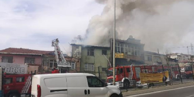 Pendik'te binanın çatısı alev alev yandı