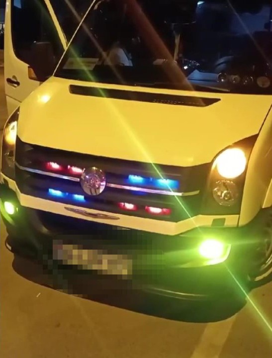 Pendik'te çakarlı araca ağır ceza!