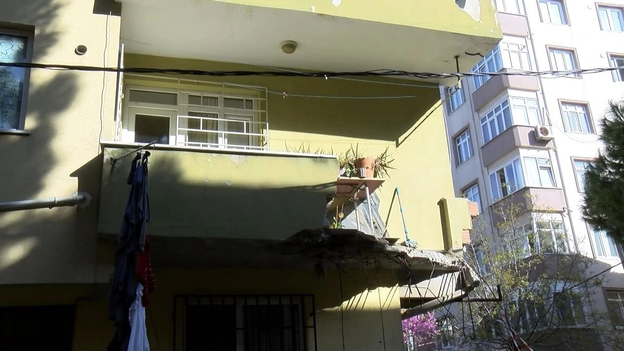 Pendik’te dehşet: 5 katlı binanın balkonu çöktü