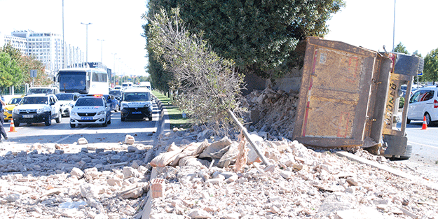 Pendik'te hafriyat kamyonu devrildi