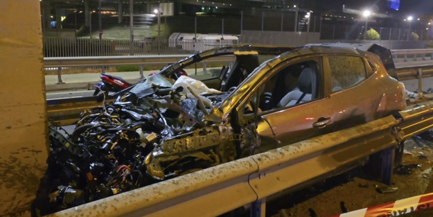 Pendik'te kaza! Otomobil bariyerleri aşarak direğe çarptı