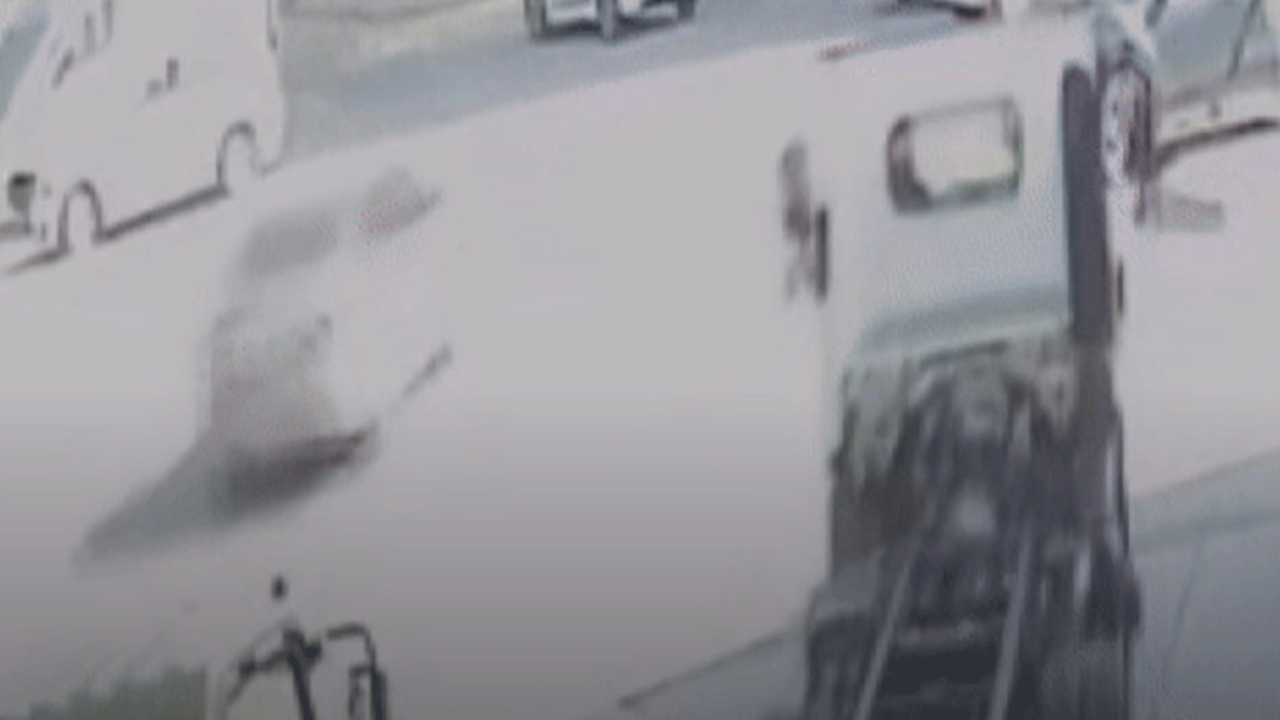 Pendik'te kırmızı ışıkta geçen araç kazaya neden oldu!