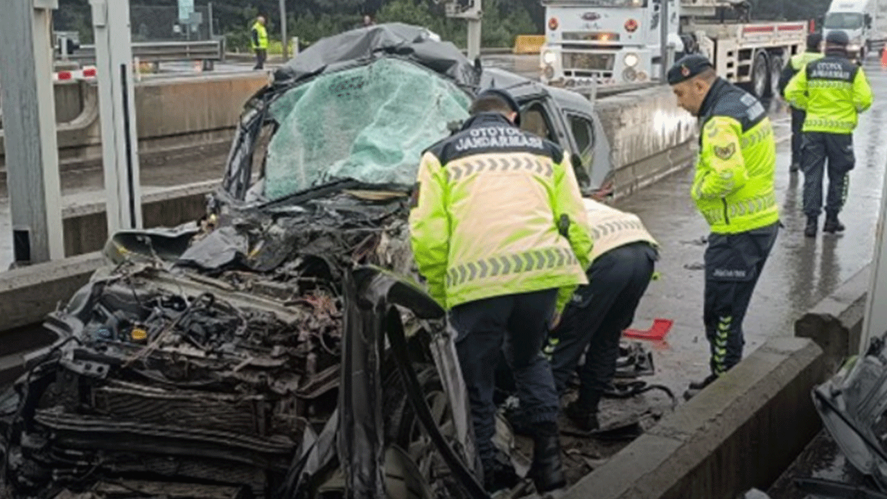 Pendik'te korkunç kaza: Gişelerde araç tırın altına girdi!