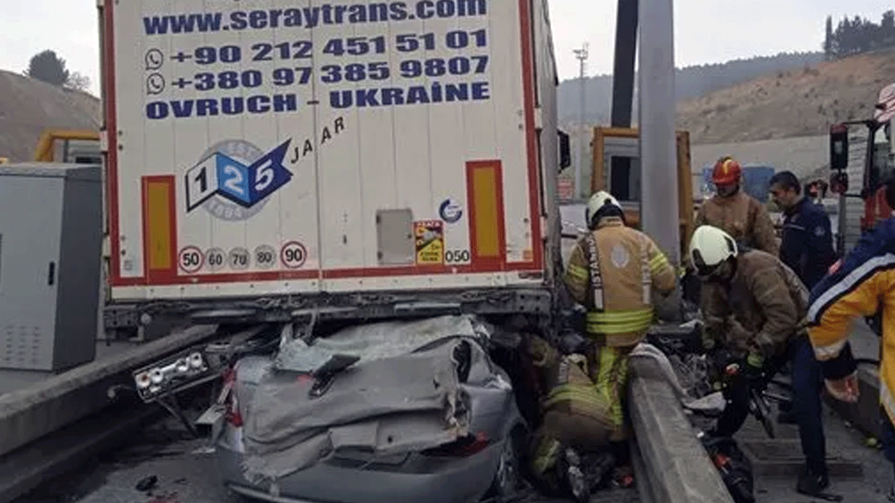 Pendik'te korkunç kaza! Otomobil TIR'ın altına girdi, yaralılar var