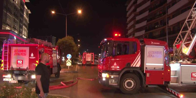 Pendik’te lüks bir sitenin çatısı yandı, itfaiyenin soğutma çalışması sürüyor
