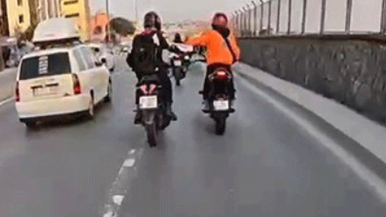 Pendik'te motosiklet kazası! Şaka yaparken kendilerini yerde buldular!