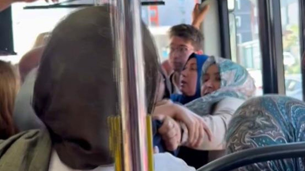 Pendik’te otobüste kadınların kavgası kamerada