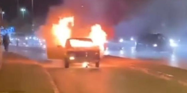 Pendik'te otomobil yanarak hurdaya döndü