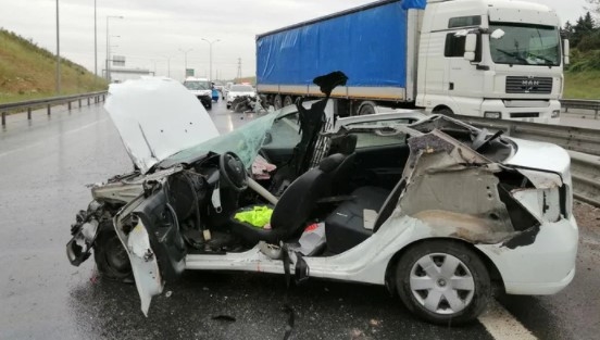Pendik'te TIR'a çarpan araç hurdaya döndü