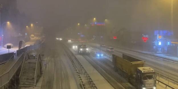 İstanbul'da yoğun kar yağışı nedeniyle sürücüler zor anlar yaşadı