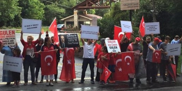 Pensilvanya'da teröristbaşı Gülen'e şok protesto