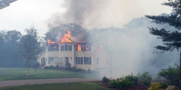 Pensilvanya'dan kalkan uçak evin üzerine düştü